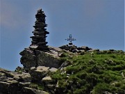 41 Maxi zoom su crocetta e omone di vetta del Valletto (2372 m)